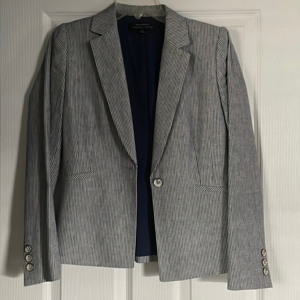 Tahari ASL seersucker blazer size 4